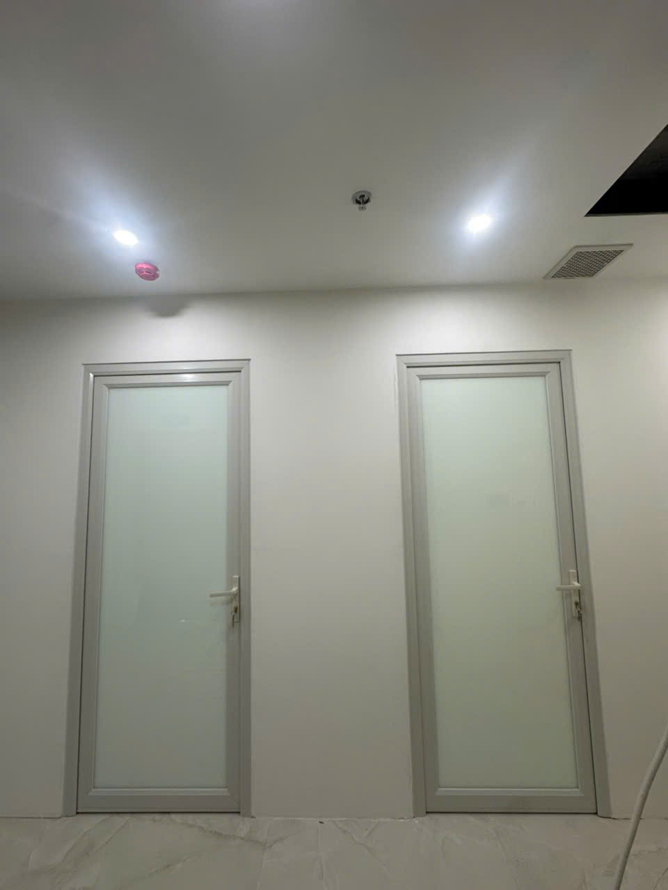 Kính Dán An Toàn Trắng Sữa&nbsp;